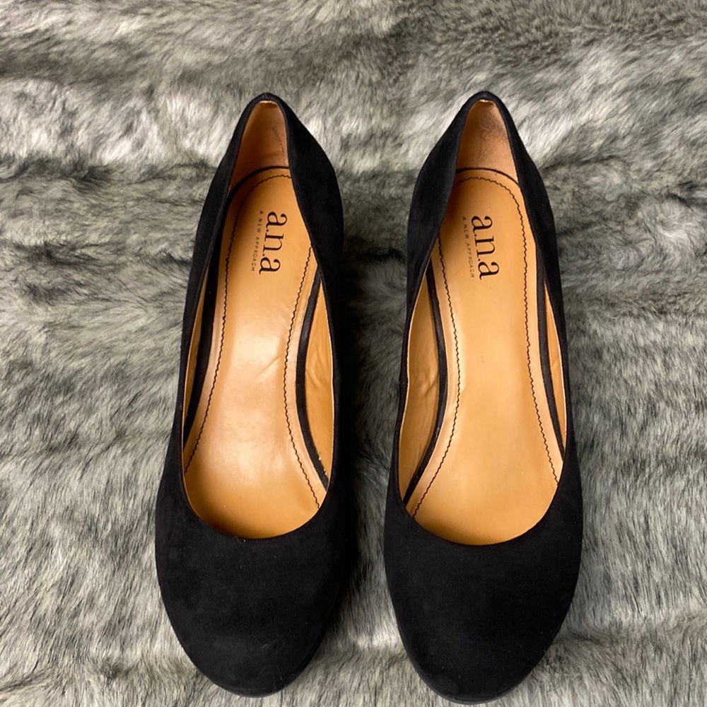 Black wedge shoes